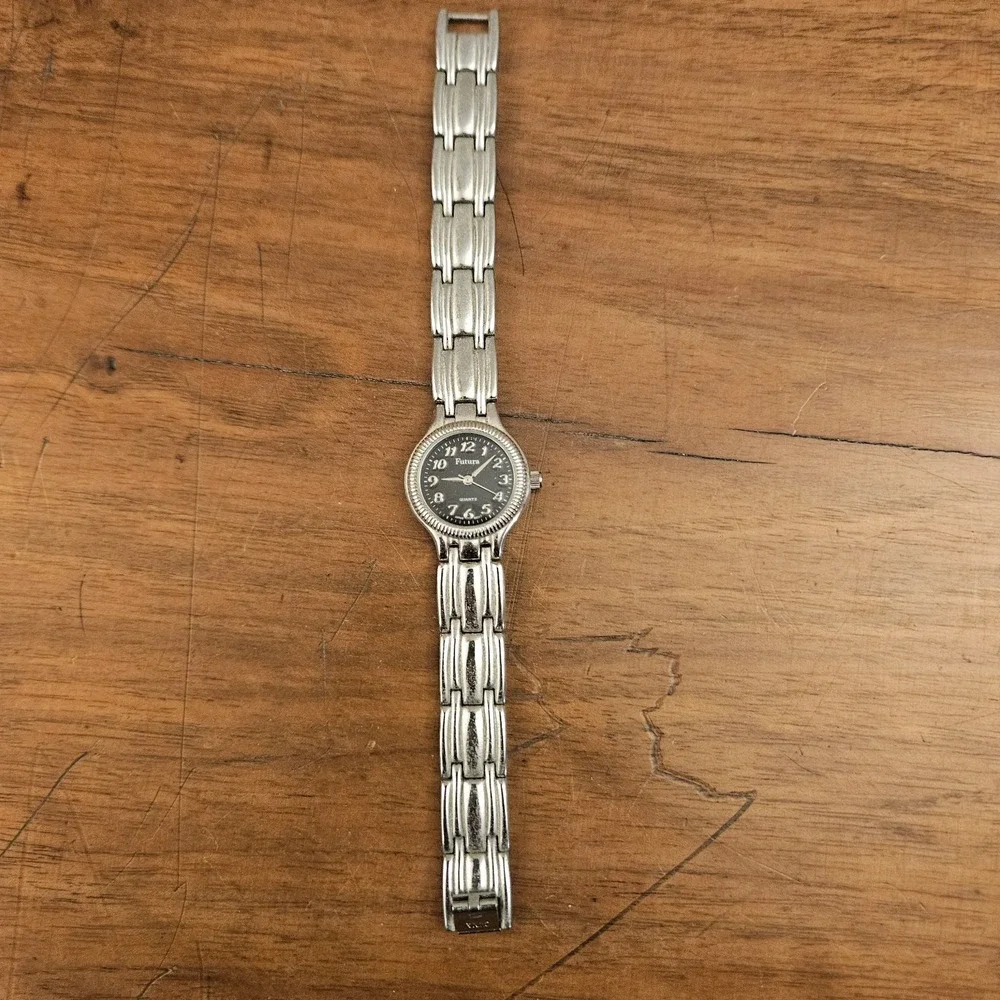Vintage Futura Ladies Watch Silver Tone Quartz Needs New Battery Untested